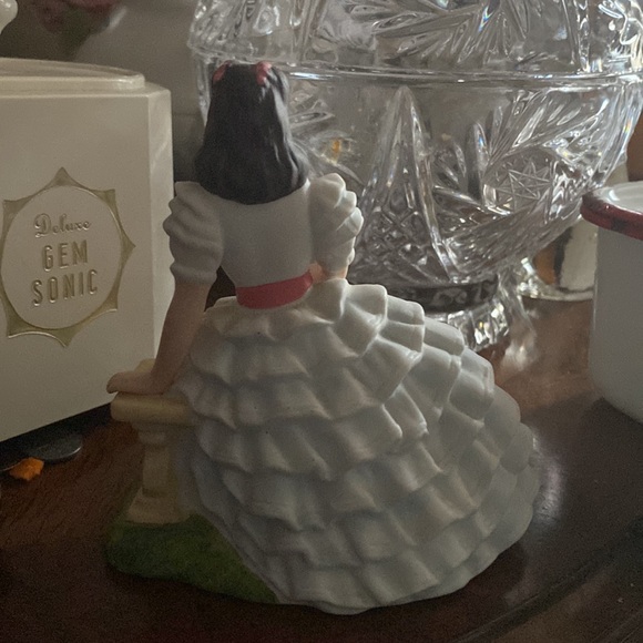 Vintage 1983 Avon Vivien Leigh as Scarlett O'Hara Gone With The Wind Figurine. - Picture 3 of 4